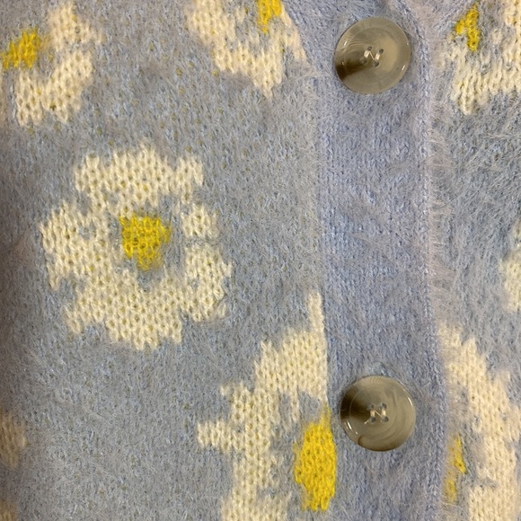 🌼 White Daisy Sweater 🌼 So, so SOFT! - Picture 5 of 8